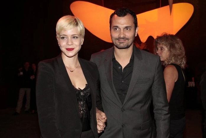 Leandra Leal comenta sua cena romântica com Ximenes: 'É uma história de amor'