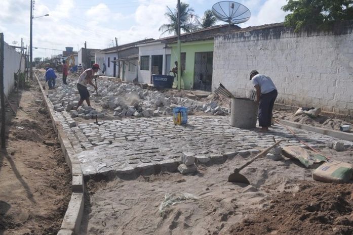 Prefeitura de Campo Alegre inicia a pavimentação e drenagem em seis ruas de Luziápolis