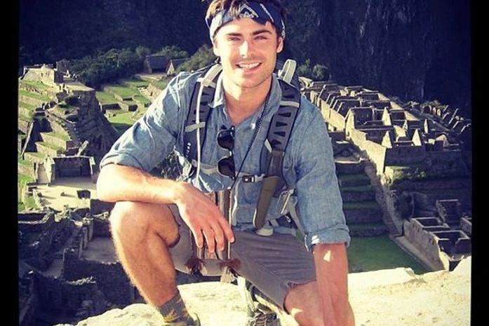 Após reabilitação, Zac Efron posta foto no Peru: "obrigado pelo apoio"