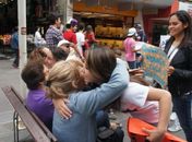 Grupo de adolescentes distribuiu abraços pelo centro de Santa Maria em homenagem às vítimas da Boate Kiss