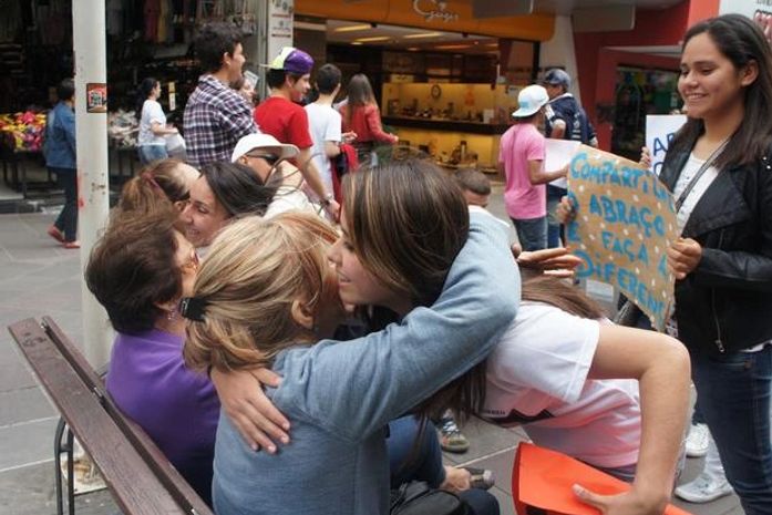Grupo de adolescentes distribuiu abraços pelo centro de Santa Maria em homenagem às vítimas da Boate Kiss