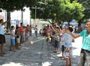 Jovens aprendem e treinam ioiô na Praça Marques para campeonato