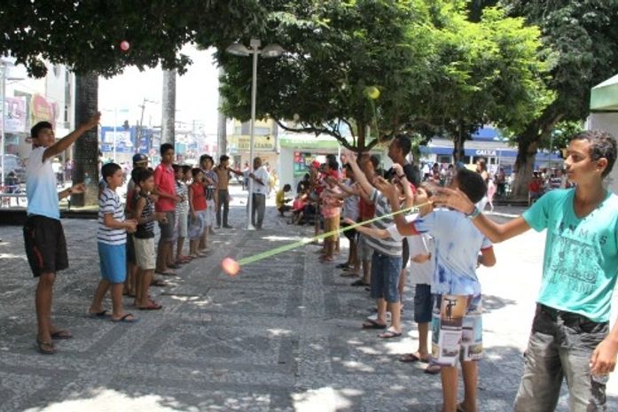 Jovens aprendem e treinam ioiô na Praça Marques para campeonato