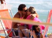 Fred troca beijos com uma loira em praia carioca