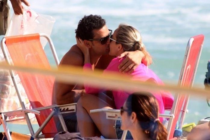 Fred troca beijos com uma loira em praia carioca