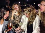 Isis Valverde posta foto e relembra farra com amigas
