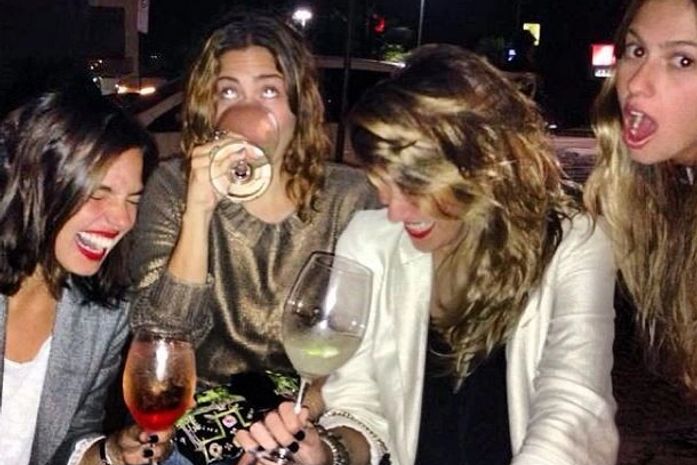 Isis Valverde posta foto e relembra farra com amigas