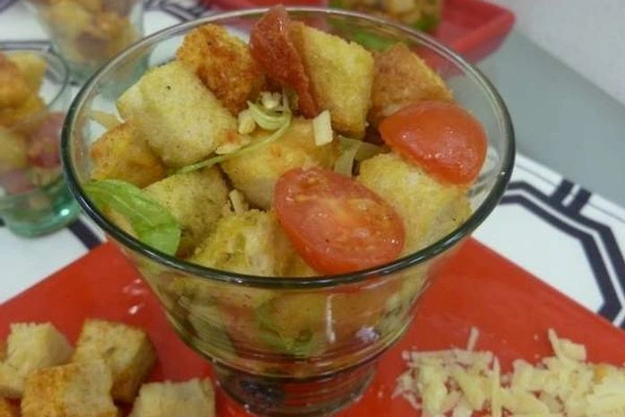 Bruschetta de Copinho leva pão, tomates e queijo parmesão; confira receita