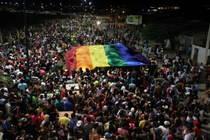 Arapiraquenses vão às ruas em favor do direito dos homossexuais