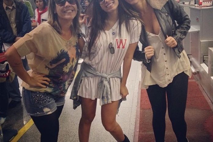 Só de blusa? Cantora Anitta posta toda feliz antes de viajar: 'Trabalhar em Orlando'