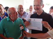 Ministro exibe "Comenda" e agradece ao prefeito Canuto