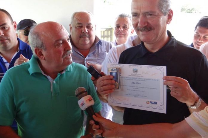 Ministro exibe "Comenda" e agradece ao prefeito Canuto