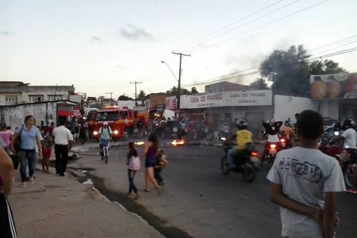 A via foi liberada pelos manifestantes e o fogo foi controlado pelo Corpo de Bombeiros 
