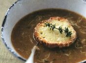 Receita bem simples mostra como fazer uma sopa francesa de cebolas