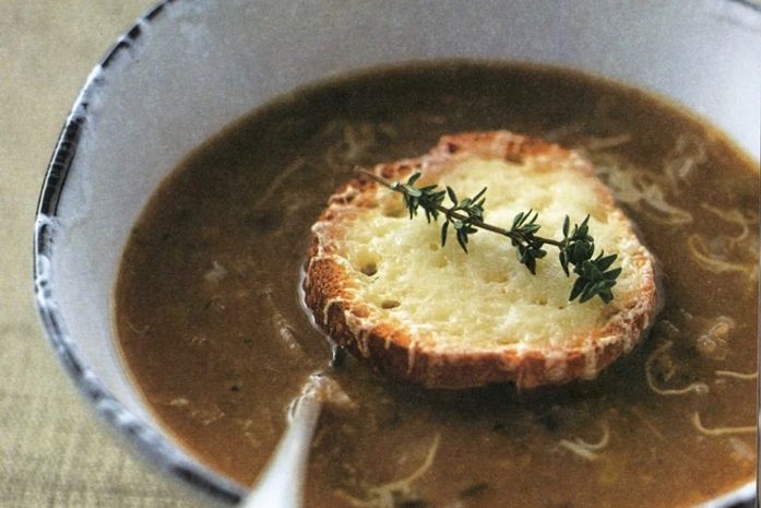 Receita bem simples mostra como fazer uma sopa francesa de cebolas