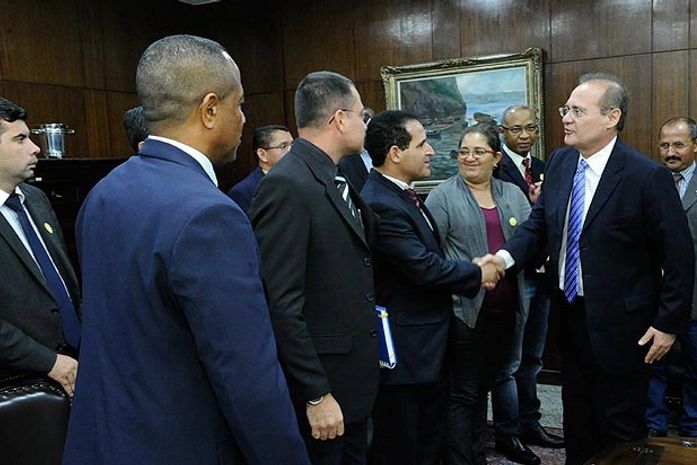 Renan recebe militares e promete agilizar financiamento para a segurança
