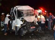 Motorista de van morre em grave colisão com caminhão