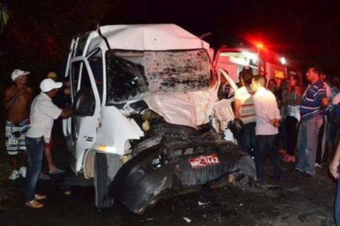 Motorista de van morre em grave colisão com caminhão