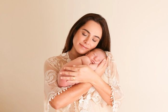 Cássia Linhares apresenta o filho Antonio Bento: 'Ele é super calminho'