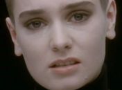 Sinéad O'Connor diz a Miley Cyrus: 'Não se deixe prostituir pela indústria'