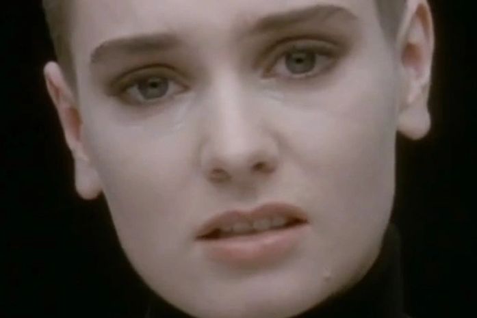 Sinéad O'Connor diz a Miley Cyrus: 'Não se deixe prostituir pela indústria'