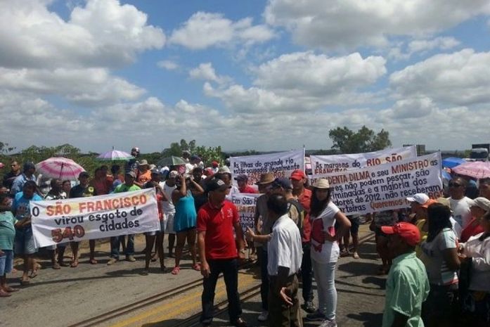 Ribeirinhos interditam ponte que liga Alagoas e Sergipe em manifestação pacífica