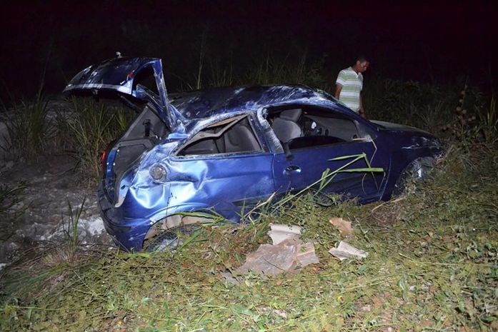Carro capota na BR 101 e deixa cinco pessoas da mesma família feridas