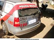 Jovens danificam viatura da PM após serem retirados de festa