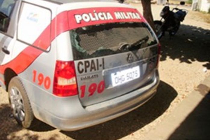 Jovens danificam viatura da PM após serem retirados de festa