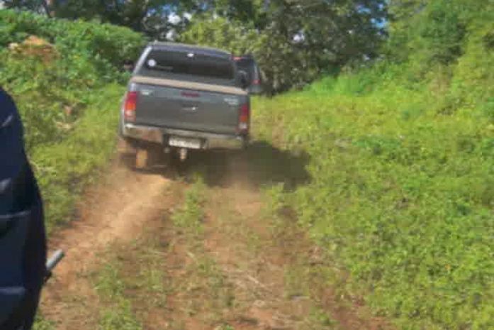 Hillux da Prefeitura no que seria um rally na cidade de Água Branca