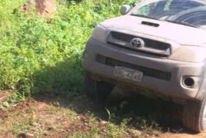 Hillux da Prefeitura no que seria um rally na cidade de Água Branca