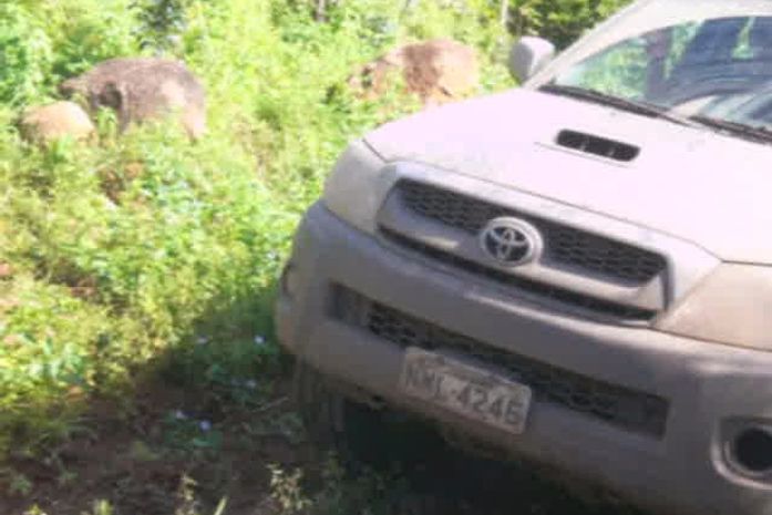 Hillux da Prefeitura no que seria um rally na cidade de Água Branca