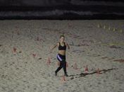 Mantendo corpo em forma! De top, Carolina Dieckmann se exercita à noite em praia do Rio