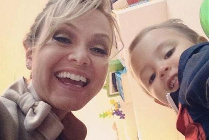 Momento mamãe babona! Eliana posta foto com filho e se declara: "meu mundo ideal"