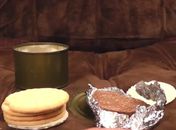 Homem consome comida militar enlatada há mais de 45 anos em vídeo
