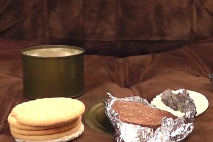 Homem consome comida militar enlatada há mais de 45 anos em vídeo