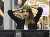 Revistada nos EUA, atriz Jessica Alba é obrigada a ficar com mãos para o alto