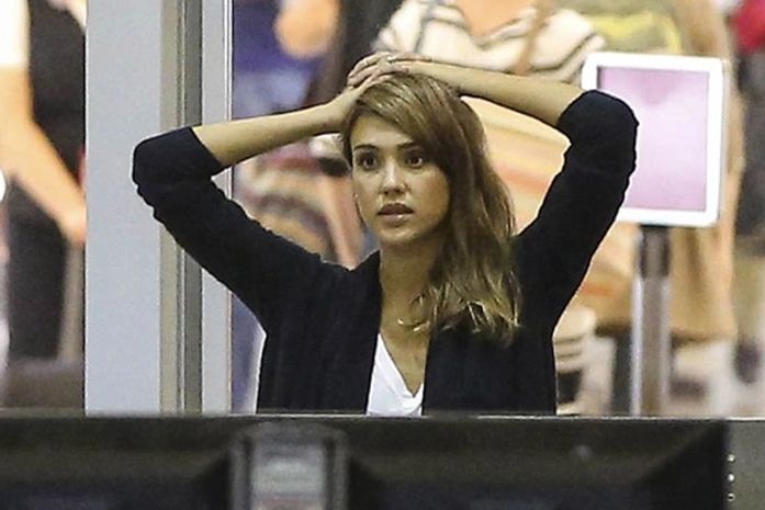 Revistada nos EUA, atriz Jessica Alba é obrigada a ficar com mãos para o alto