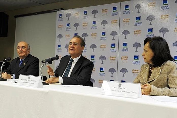 Renan anuncia vencedores do concurso de Redação do Senado