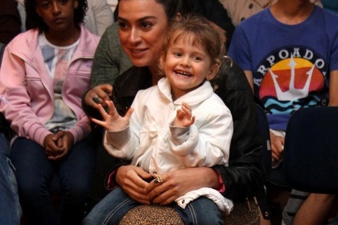 Igual à mãe, filha de Fernanda Rodrigues dá show de fofura com Thaila Ayala