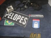 Dupla suspeita de assaltos é presa com colete de empresa de segurança, armas e moto