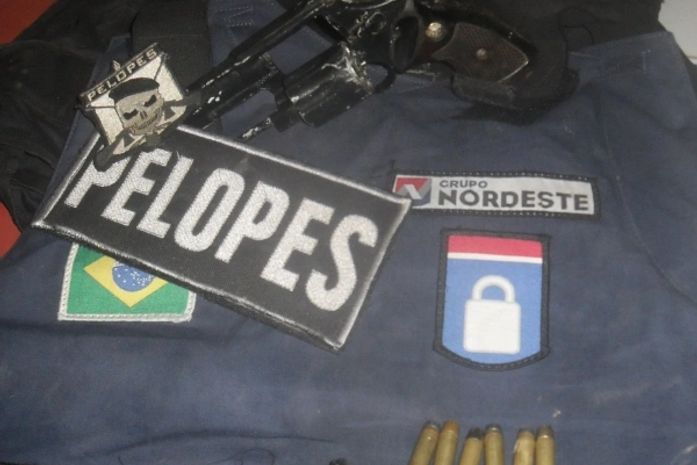 Dupla suspeita de assaltos é presa com colete de empresa de segurança, armas e moto