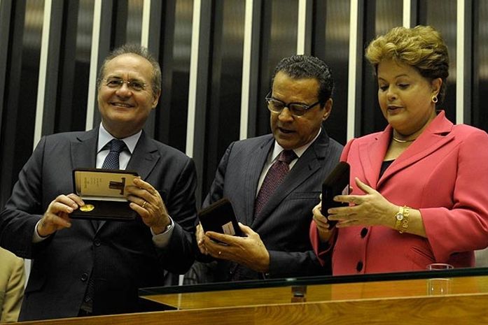 Renan recebe homenagem em comemoração aos 25 anos da Constituição