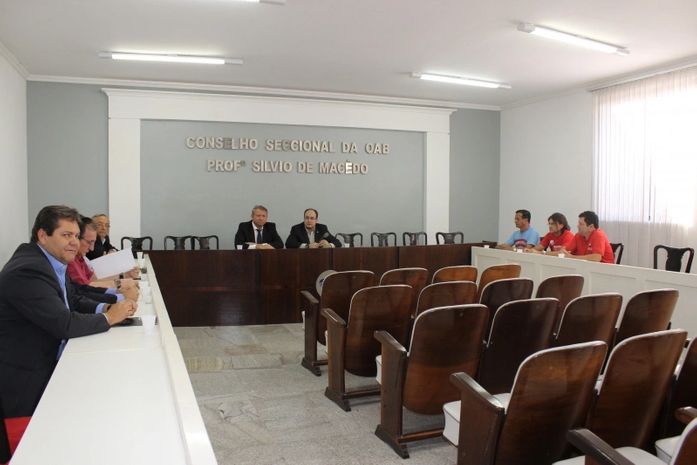 Representantes dos bancários e do comércio discutem paralisação