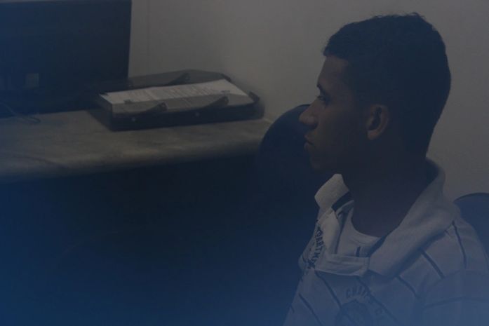 Foragido se apresenta em audiência e tem a prisão decretada por homicídio