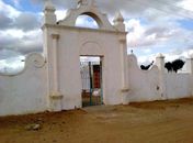 Cemitério onde está sepultado o industrial Delmiro Gouveia está abandonado