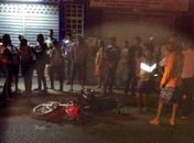 Colisão frontal entre motos deixa condutor gravemente ferido 