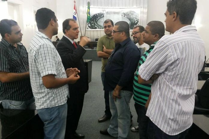 Agentes penitenciários em conversa com o deputado Ronaldo Medeiros
