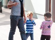 Ricky Martin se diverte com filhos gêmeos na Austrália