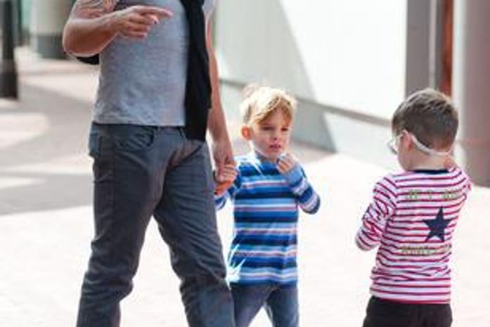 Ricky Martin se diverte com filhos gêmeos na Austrália